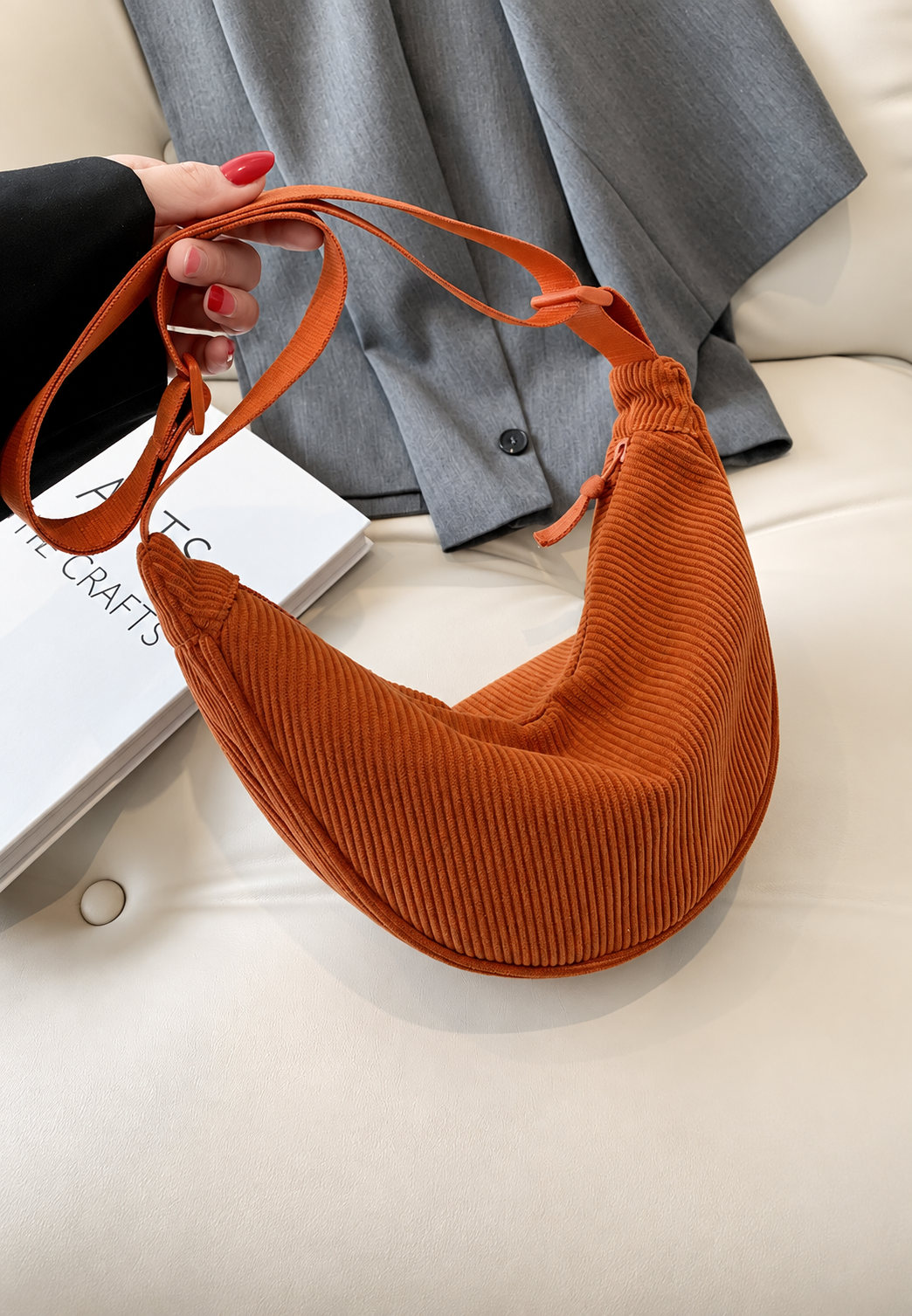 Élégant sac à main femme forme demi-lune, texture raffinée, idéal pour un usage quotidien.