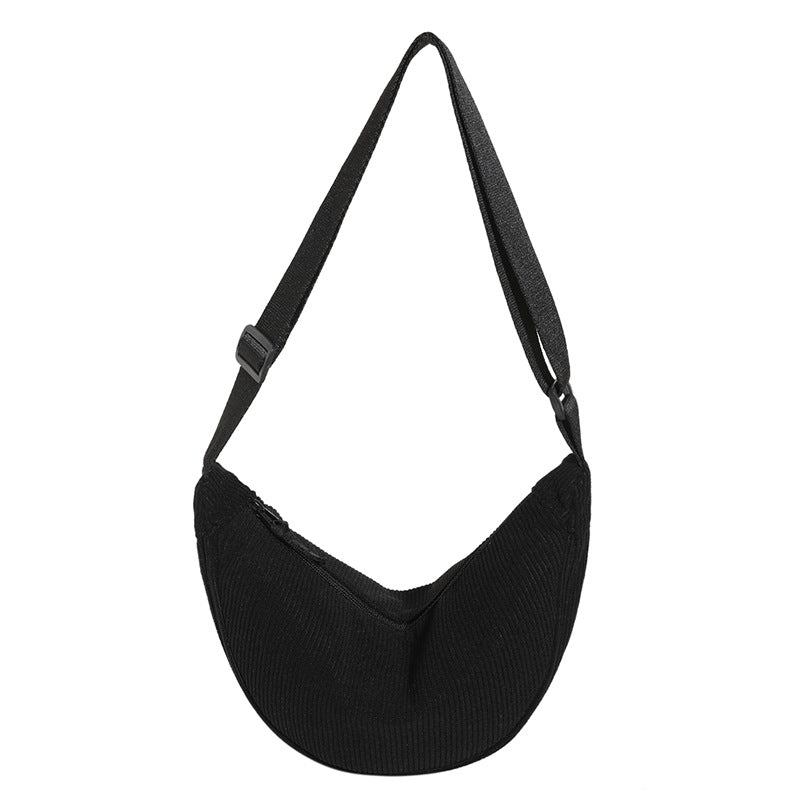Accessoire indispensable: sac bandoulière demi-lune pour femme, texture unique, élégance quotidienne.