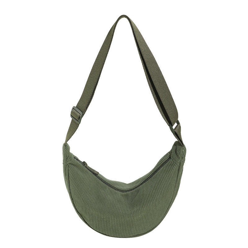 Sac bandoulière demi-lune texturé porté par une femme, incarnant l'élégance moderne et quotidienne.