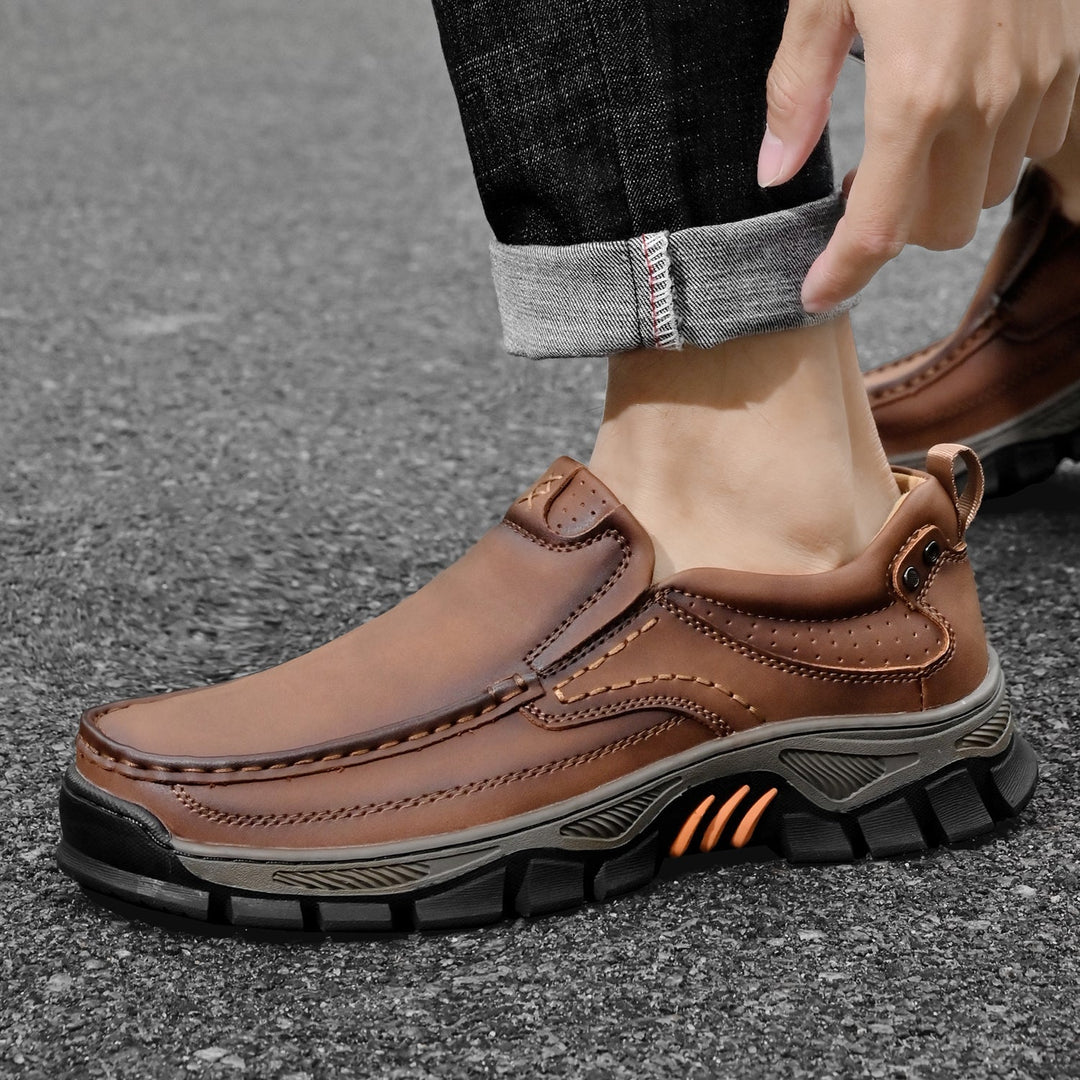 Vue latérale des bottes homme orthopédiques, soulignant la semelle antidérapante et le design robuste.