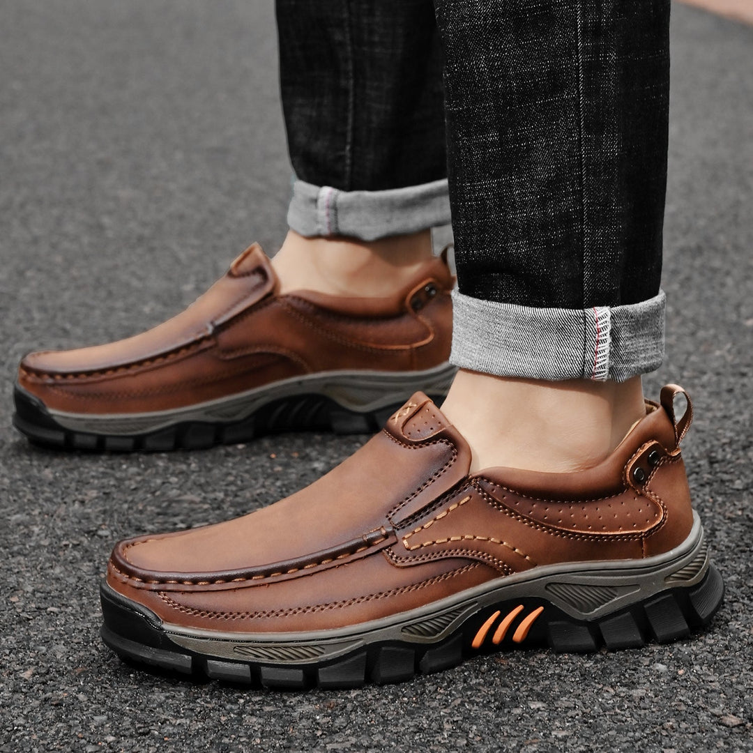 Boots confort homme mi-saison, avec caractéristiques orthopédiques pour un excellent maintien toute la journée.