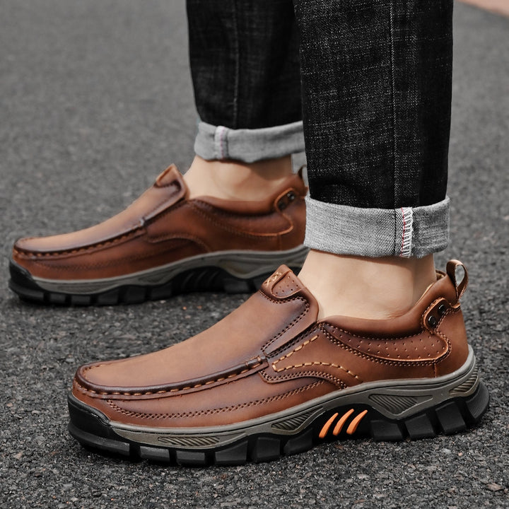 Boots confort homme mi-saison, avec caractéristiques orthopédiques pour un excellent maintien toute la journée.