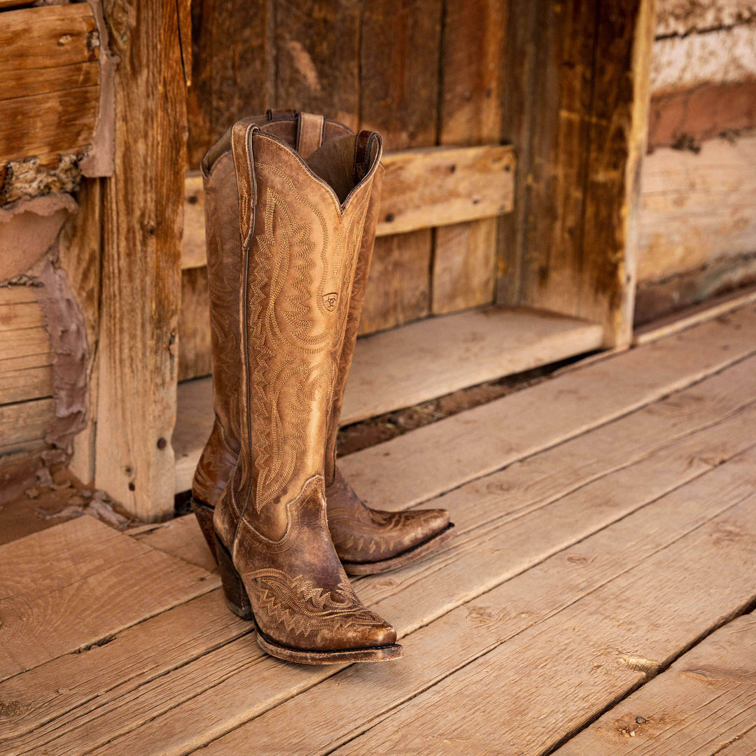 Bottes femme style cow-boy avec talon large stable. Broderies western authentiques, tige haute, mode hiver.