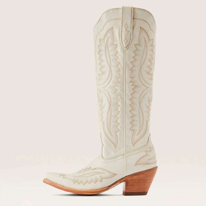 Gros plan sur les broderies détaillées des bottes cow-boy femme. Tige haute style western, chaussures élégantes.