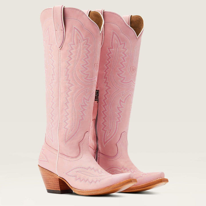 Femme portant des bottes cow-boy hautes brodées. Look western tendance, chaussures élégantes pour l'hiver.