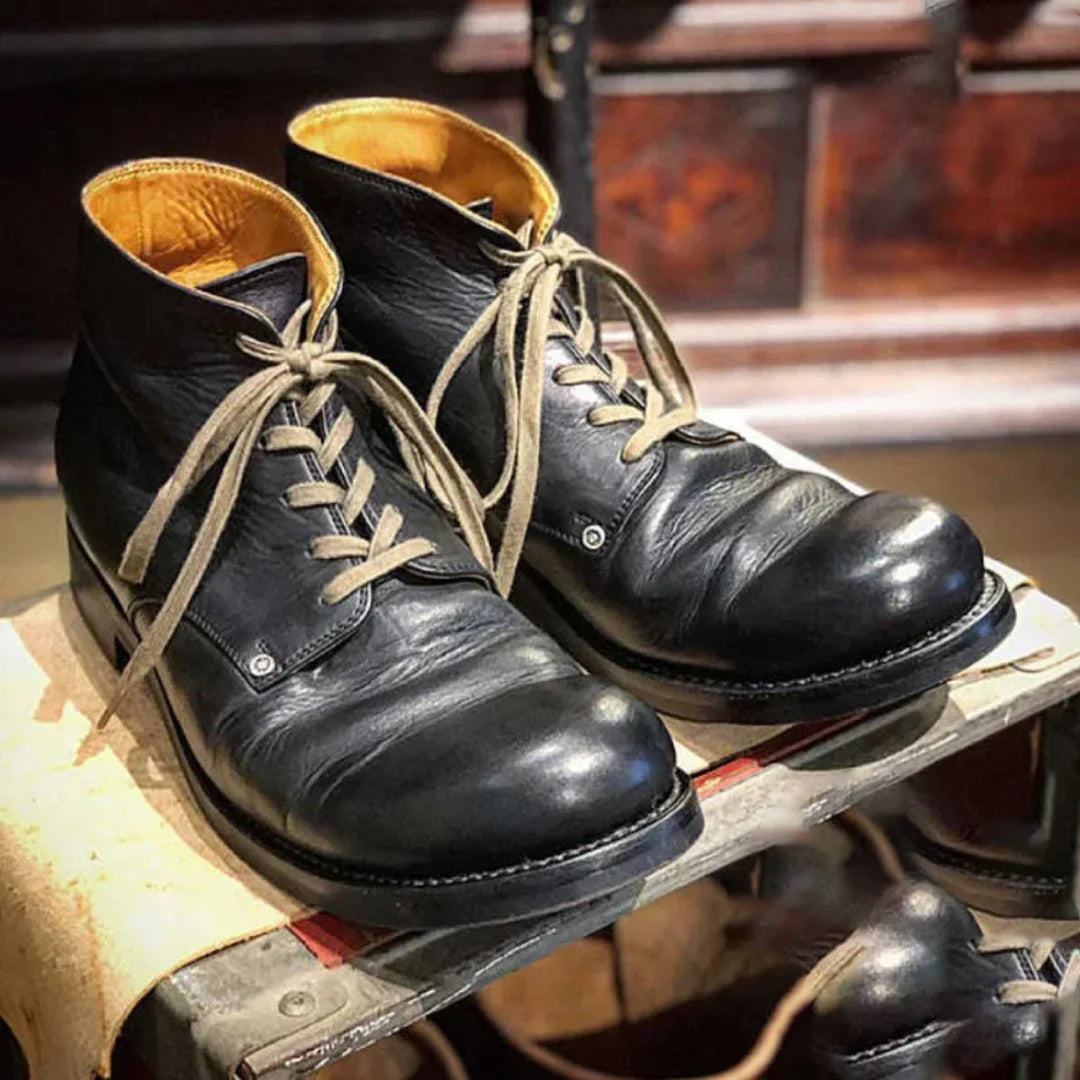 Chaussures homme élégantes, disponibles en noir et brun, offrant confort et un style sophistiqué.