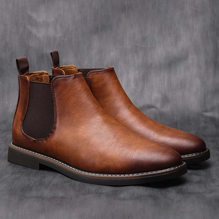 Élégantes bottines Chelsea pour homme, en cuir, parfaites pour un style chic et intemporel en milieu urbain.