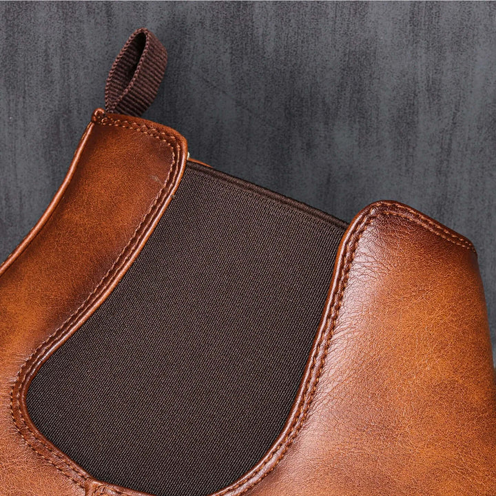 Paire de bottines Chelsea homme en cuir, élégantes, confortables et intemporelles, pour un style impeccable en ville.