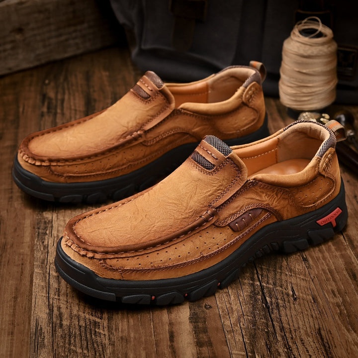 Paire de bottines homme, offrant un confort orthopédique avancé, soutien postural et adhérence pour le quotidien.