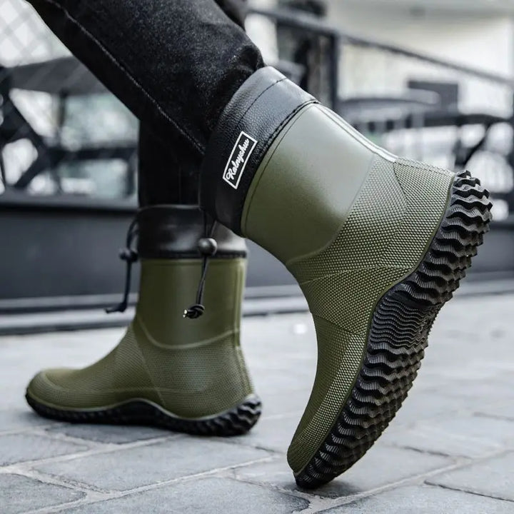 Bottines de sécurité robustes pour homme, imperméables, garantissant protection et adhérence optimales au travail.