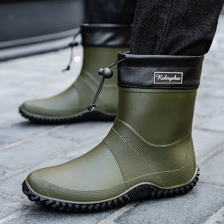 Gros plan sur le matériau des bottines de travail homme, imperméable et résistant pour un confort longue durée.