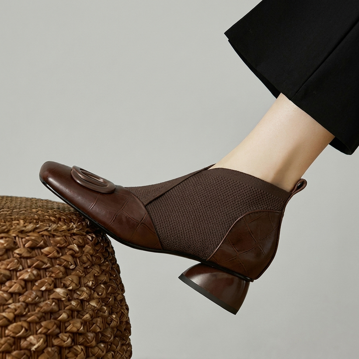 Bottines orthopédiques femme, élégantes et confortables pour le quotidien. Support optimal en marron ou noir.