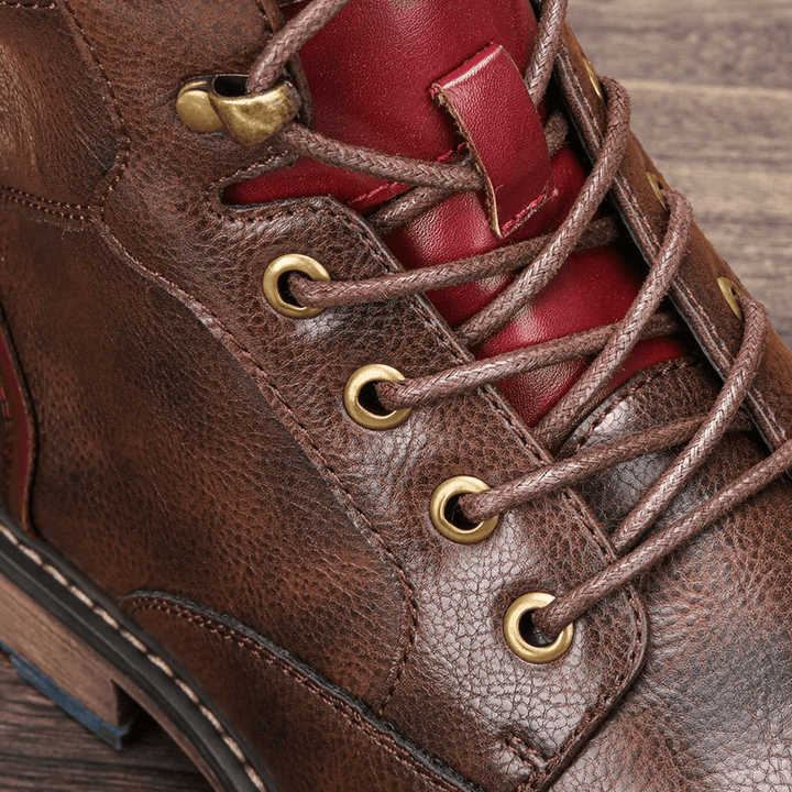 Gros plan sur le design et la texture des bottines homme élégantes, parfaites pour un look raffiné.