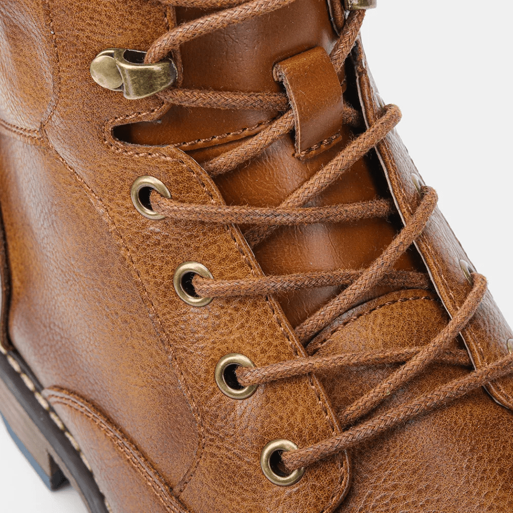 Bottines homme modernes à enfilage rapide. Idéales pour un usage urbain, alliant mode et praticité.