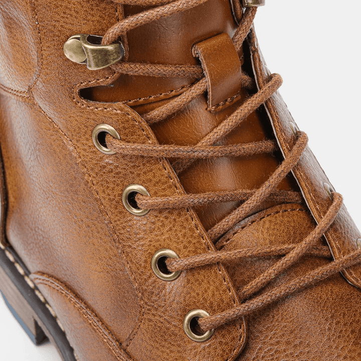 Bottines homme modernes à enfilage rapide. Idéales pour un usage urbain, alliant mode et praticité.