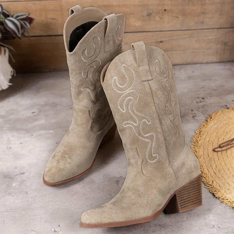 Bottines western mode pour femmes, un choix élégant et confortable pour la collection automne-hiver.
