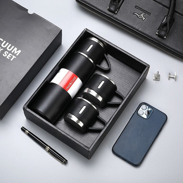 Accessoire de voyage: bouteille réutilisable en acier inoxydable pour hydratation. Maintient température.