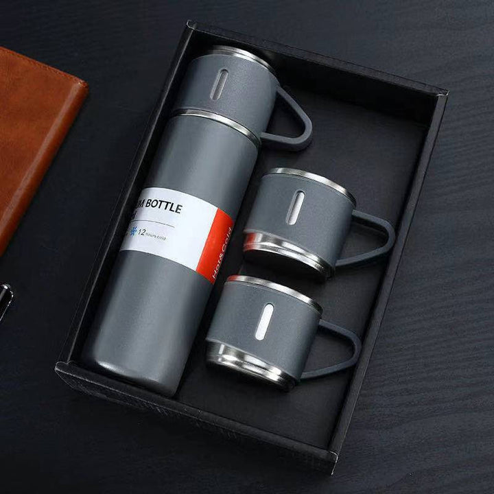 Bouteille d'eau isotherme en acier inoxydable, indispensable pour l'hydratation au travail ou en voyage.