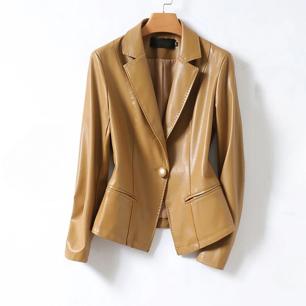 Blazer femme élégant et chic à coupe ajustée. Idéal pour un look professionnel ou habillé.