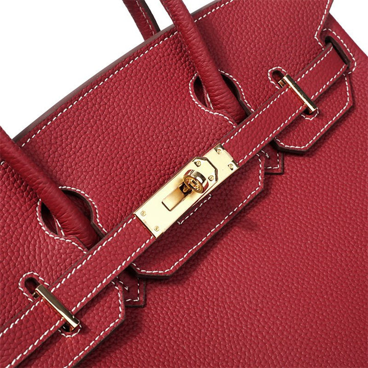 Sac à main en cuir chic pour femme, design épuré et finitions impeccables.