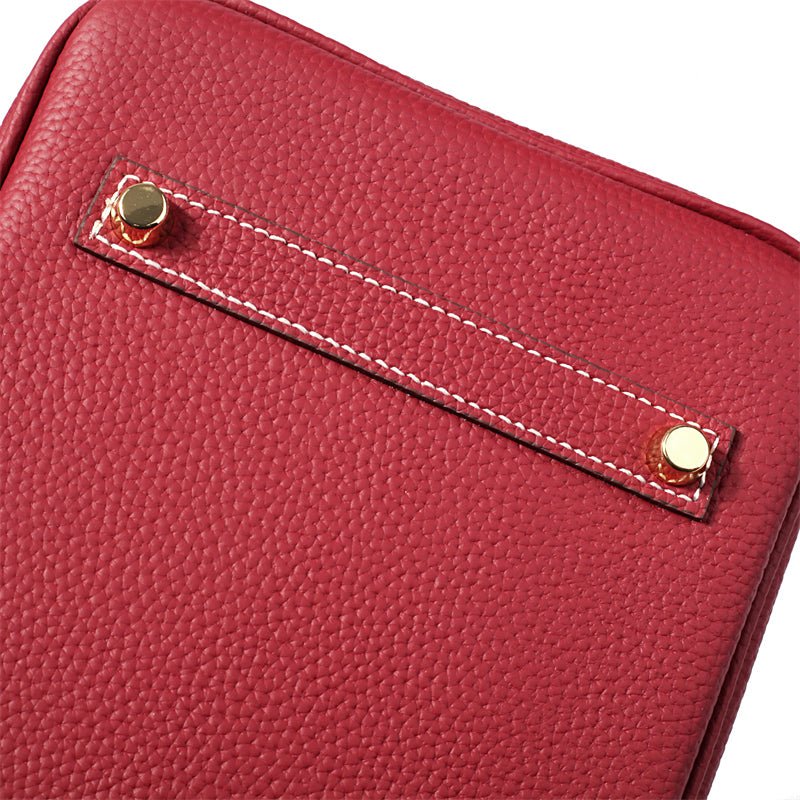 Sac à main en cuir, un accessoire essentiel, élégant et résistant pour femme.