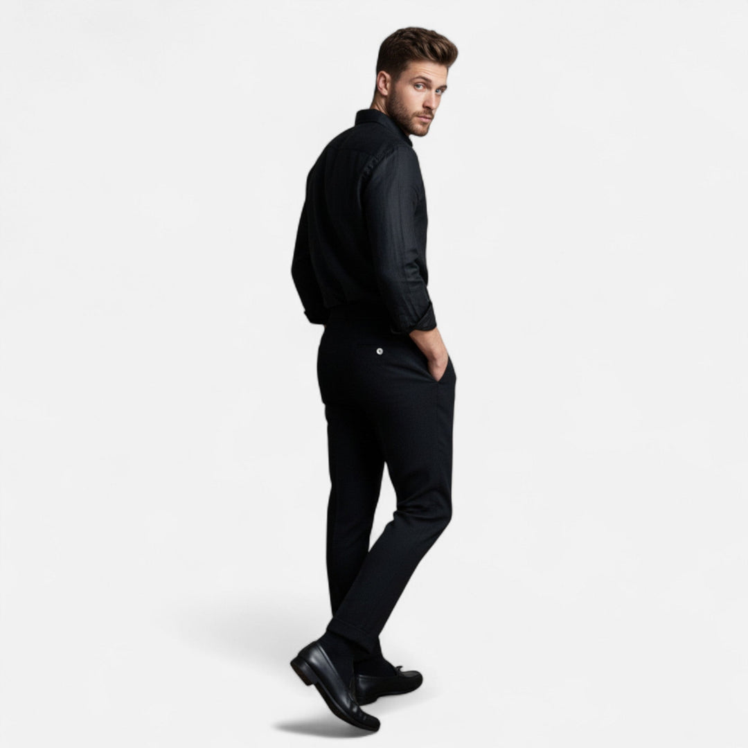Détail: bouton et poches d'un pantalon homme taille haute, finitions élégantes. Style classique de qualité.