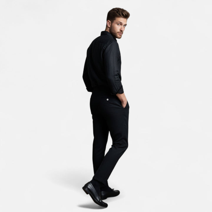 Détail: bouton et poches d'un pantalon homme taille haute, finitions élégantes. Style classique de qualité.