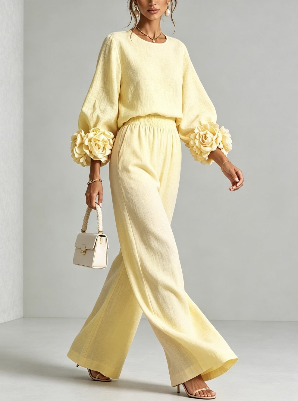Ensemble femme chic décontracté pour le quotidien: top fleuri et pantalon large confortable. Mode printemps/été.