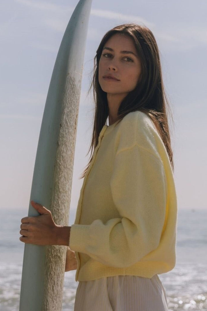Cardigan femme décontracté, à manches longues, en tricot fin, avec boutons décoratifs, très confortable.