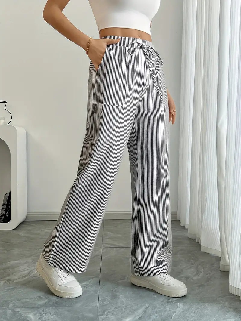 Pantalon rayé respirant, coupe large, parfait pour une journée détente.