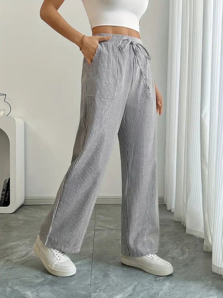 Pantalon rayé respirant, coupe large, parfait pour une journée détente.