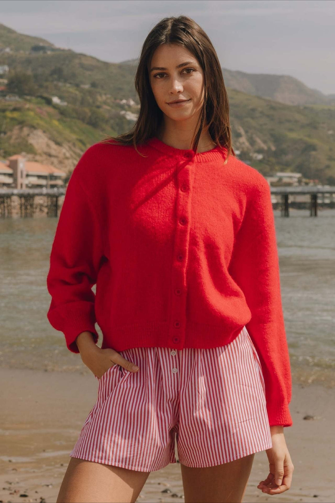 Vêtement décontracté femme: cardigan à manches longues, boutons, tricot doux, parfait pour le printemps.