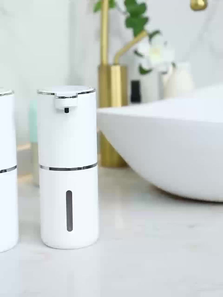 Distributeur de savon automatique blanc, essentiel pour une hygiène quotidienne facilitée.