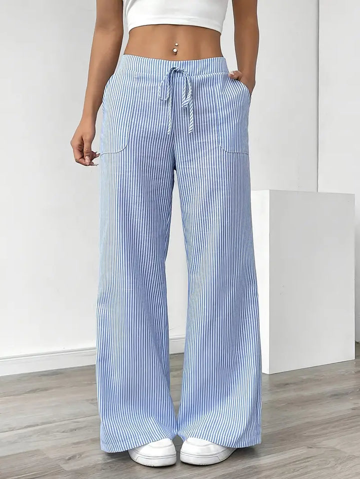 Look estival décontracté avec pantalon large fluide et respirant.