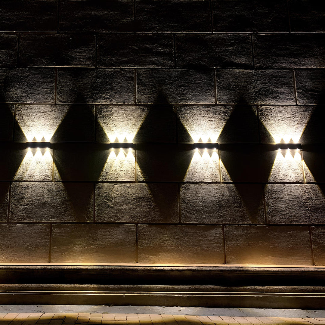 Lampe murale solaire LED, style moderne, fournit un éclairage extérieur blanc chaud et une économie d'énergie.