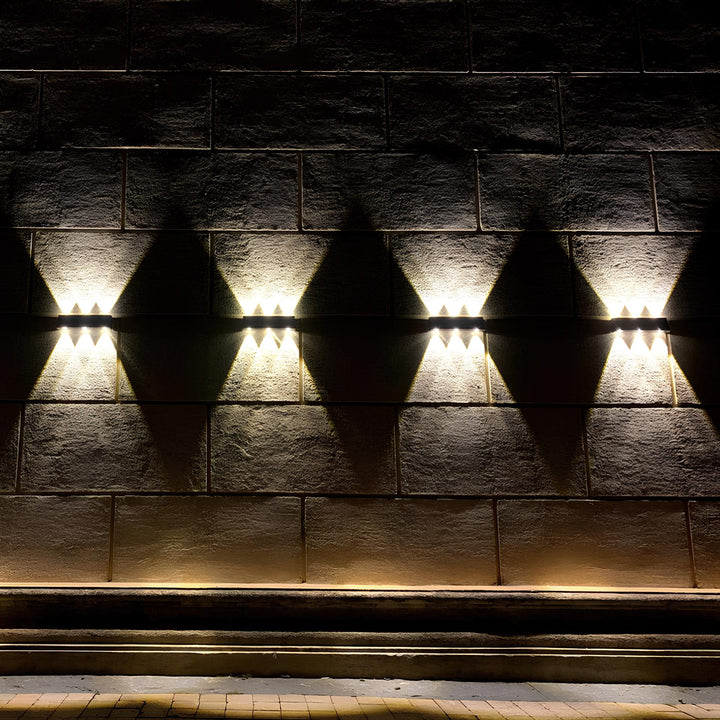 Lampe murale solaire LED, style moderne, fournit un éclairage extérieur blanc chaud et une économie d'énergie.
