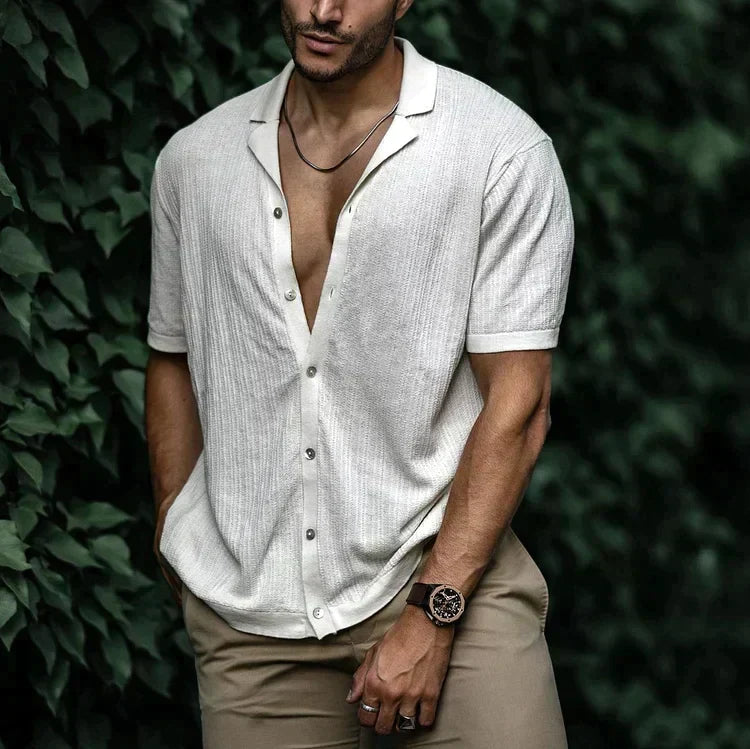 Chemise été homme: tissu léger, coupe moderne, parfaite pour les vacances.