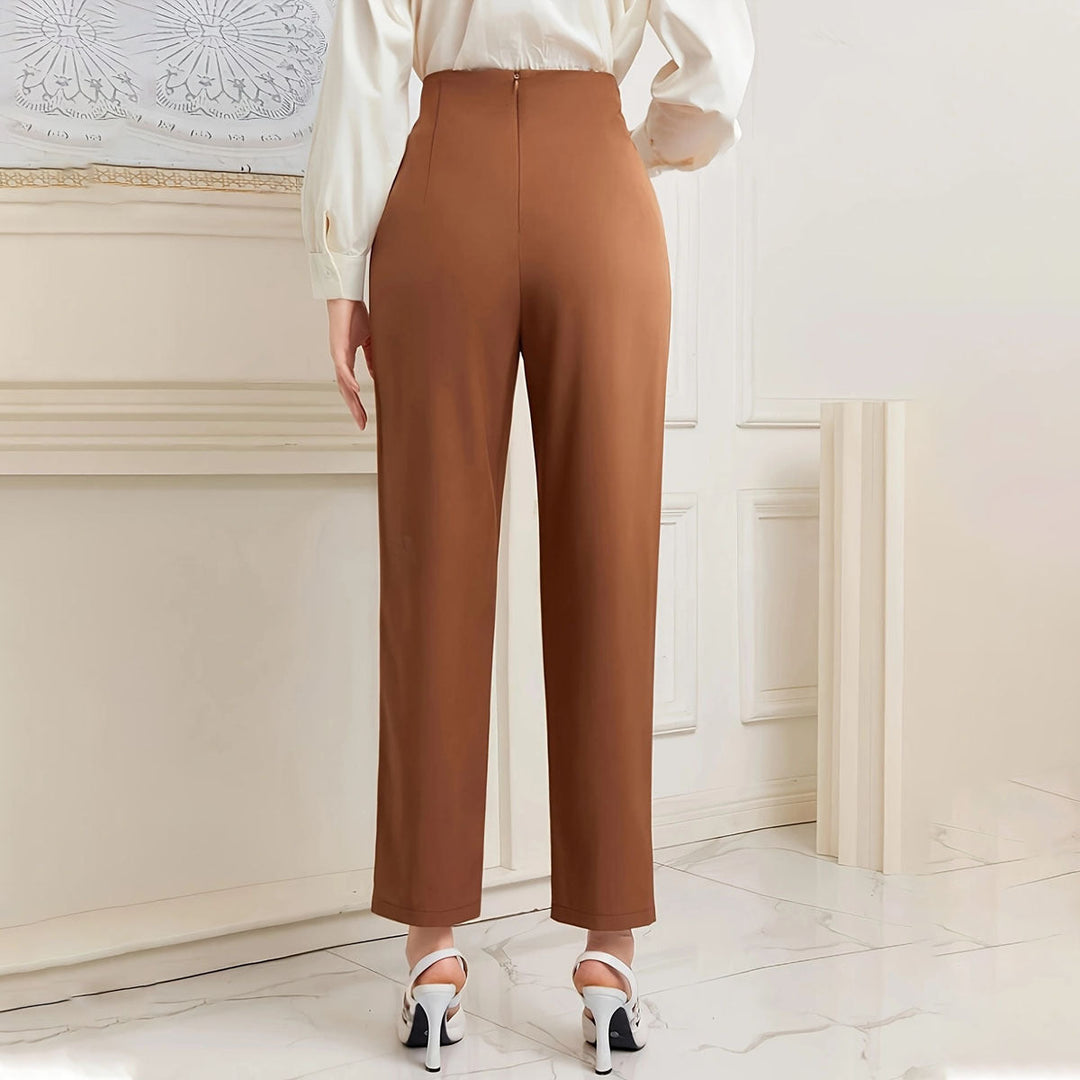Pantalon femme droit noir, élégant, longueur cheville, taille haute, tissu fluide, un classique intemporel.