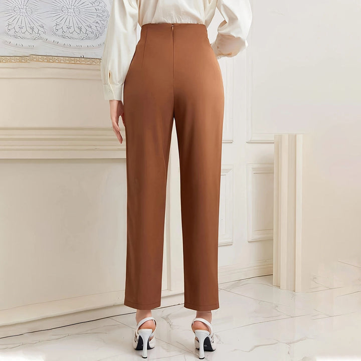 Pantalon femme droit noir, élégant, longueur cheville, taille haute, tissu fluide, un classique intemporel.
