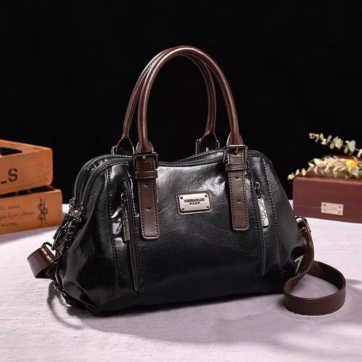 Sac à main rouge élégant, style rétro pour femmes. Accessoire de mode chic, parfait pour le quotidien.