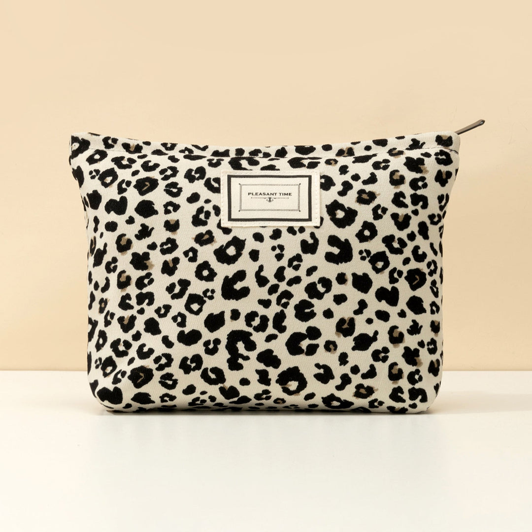 Trousse de beauté léopard chic pour femme stylée, accessoire mode compact pour organiser votre maquillage.