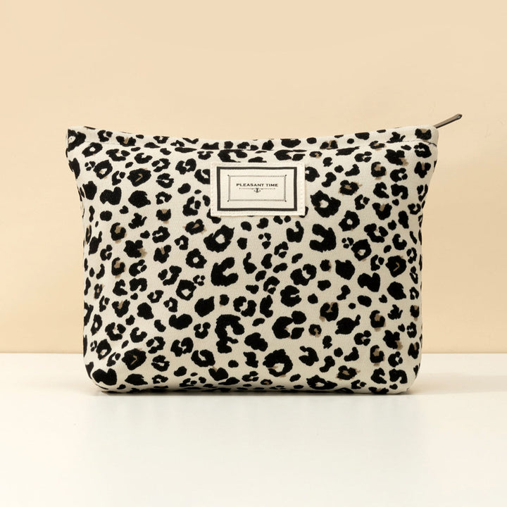 Trousse de beauté léopard chic pour femme stylée, accessoire mode compact pour organiser votre maquillage.