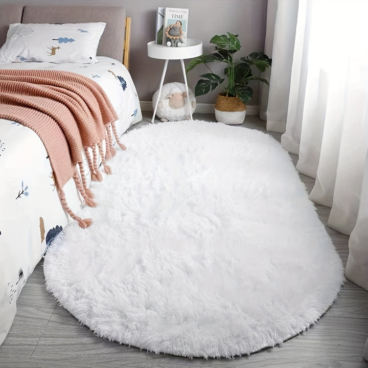 Tapis de chambre ovale en peluche beige, confort et style pour votre espace.
