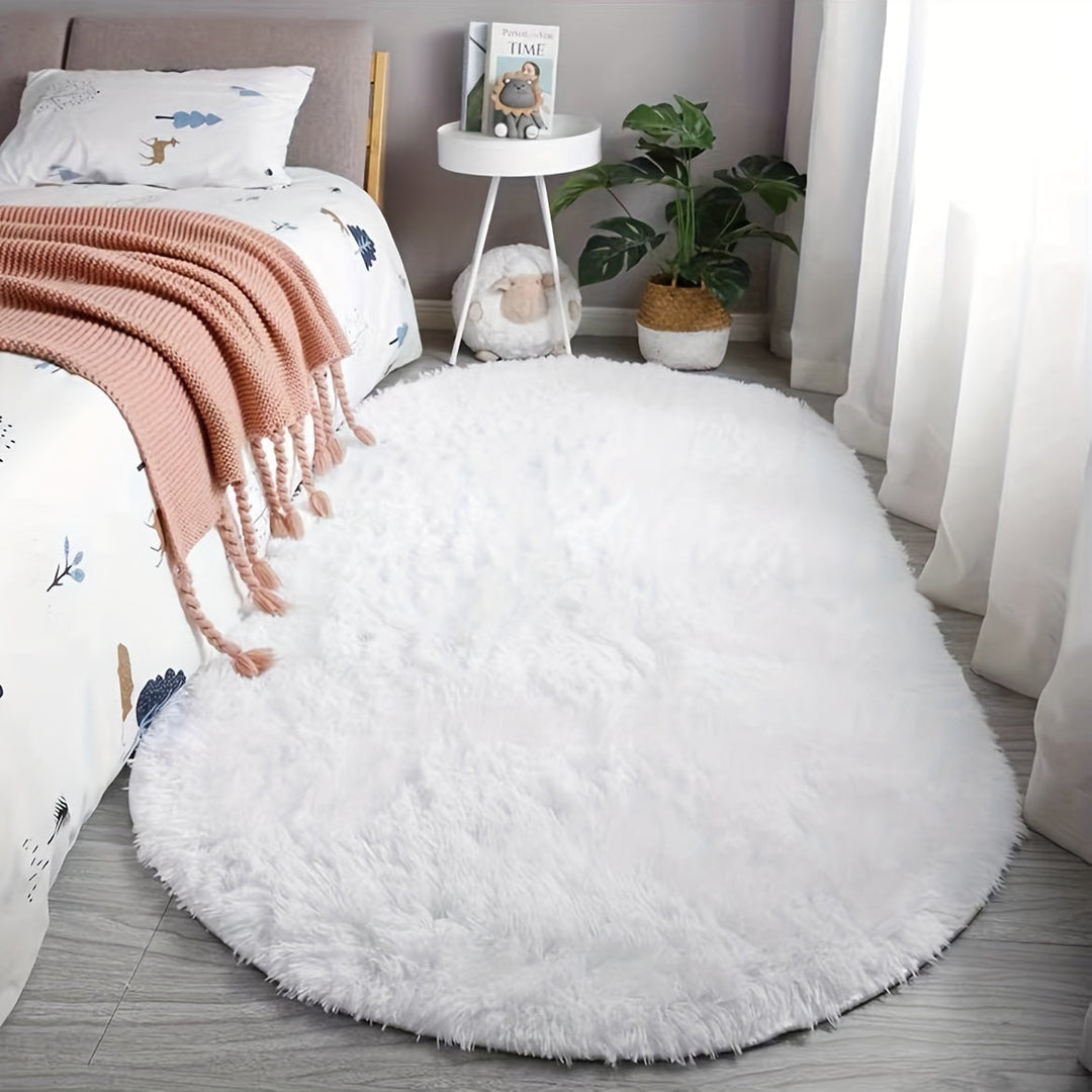 Tapis de sol ovale en peluche douce, idéal pour une chambre ou salon douillet et stylé.