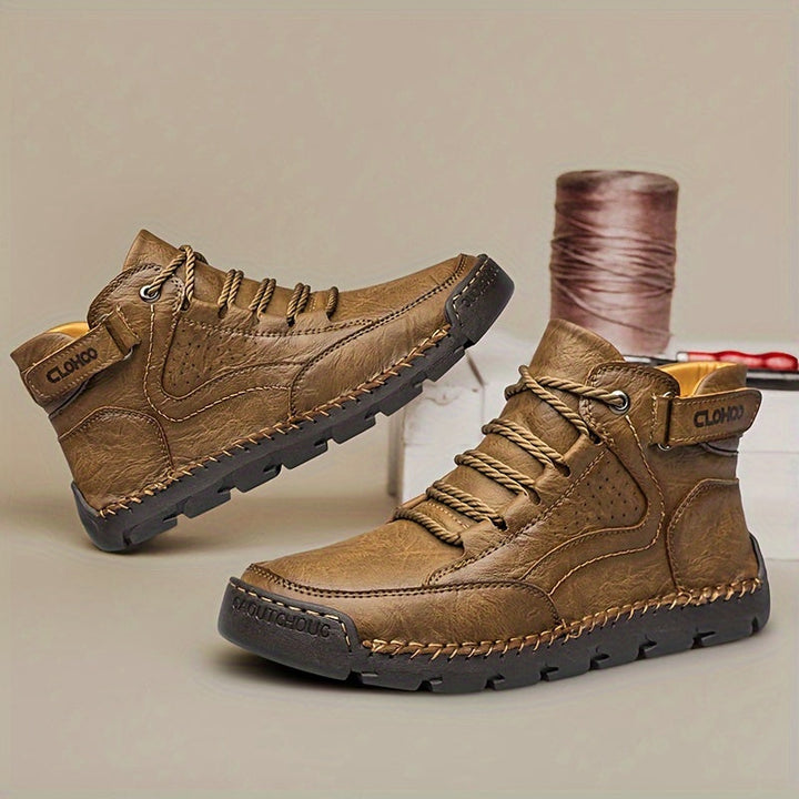 Semelle antidérapante de bottes hiver homme, offrant adhérence et sécurité sur surfaces glissantes.