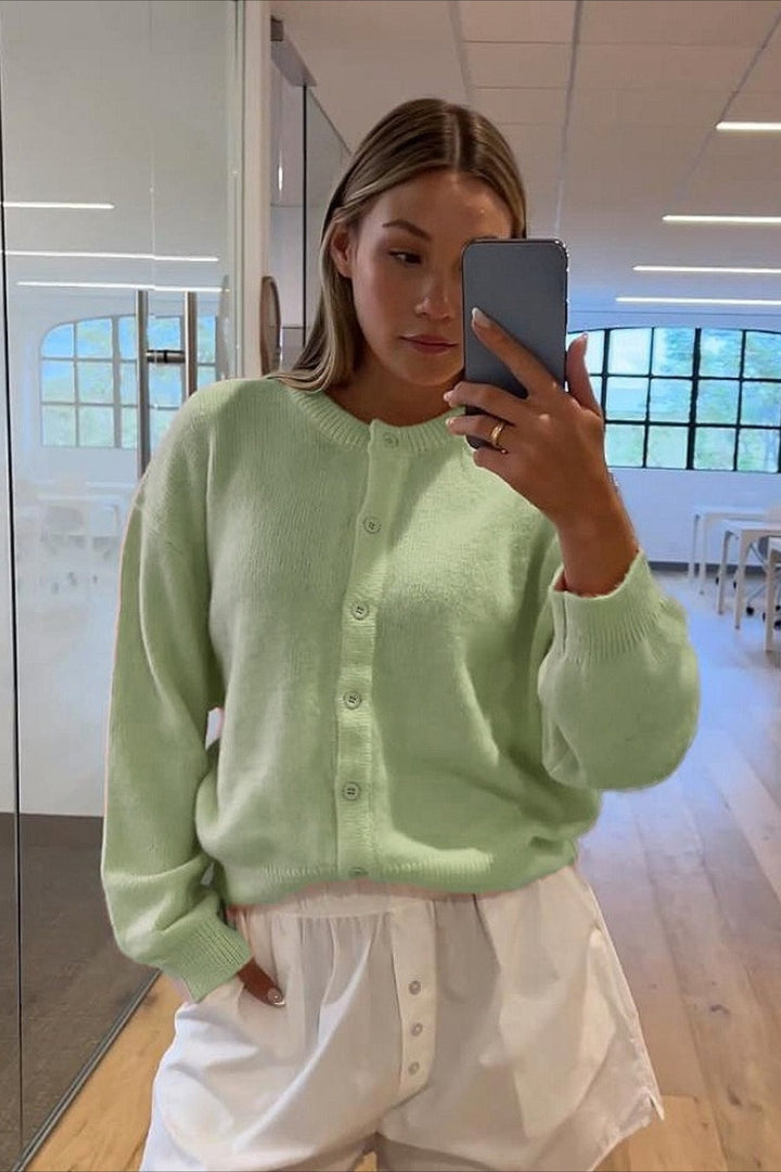 Cardigan décontracté à boutons pour femme, manches longues, en tricot confortable, parfait pour la mode.