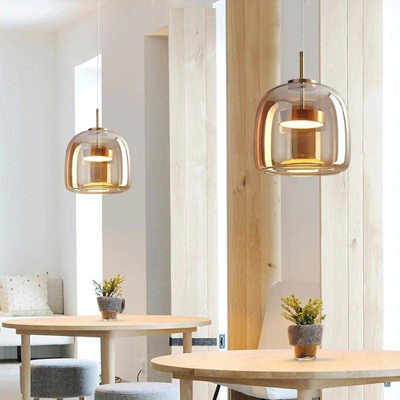 Lampe de cuisine moderne, lustre en verre suspendu, design scandinave avec lumière ambre douce.