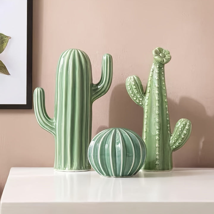 Trio de mini cactus en céramique design, rayé et texturé. Idéal pour un bureau ou une étagère, touche moderne.