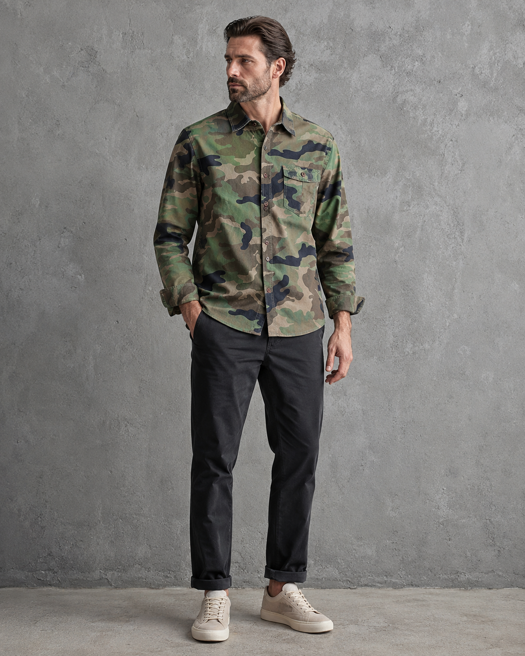 Chemise camouflage homme, manches longues boutonnées, poche poitrine, style décontracté militaire, parfait pour l'automne.