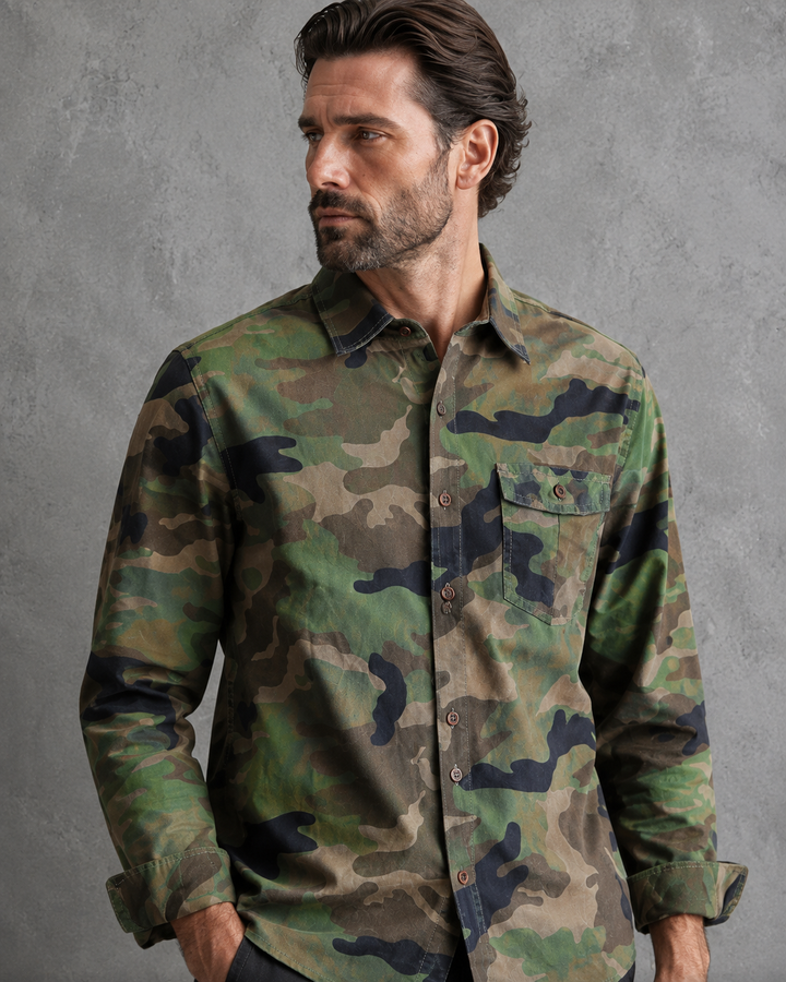 Chemise homme camouflage vert kaki, manches longues, boutons, poche, idéale pour un look décontracté et robuste.